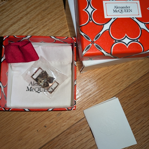 21. NEW ALEXANDER MCQUEEN BUTTERFLY SHOELACE PLATE - Picture 2 of 7